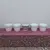 Foto de um(a) Floreira em ferro, da categoria de Móveis para jardim. Antiga floreira de canto em ferro com 5 suportes. Acompanha 4 vasos de porcelana e 1 vaso de cerâmica (perfeito para montar... Mostrado de uma perspectiva diferente. Vendido no marketplace Trésors.