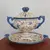 Foto de um(a) Sopeira com presentoir, da categoria de Terrinas de sopa. Linda e antiga sopeira com presentoir de porcelana pintada a mão Medidas: sopeira 29 cm altura x 33 cm x 12 cm largura... Mostrado de uma perspectiva diferente. Vendido no marketplace Trésors.