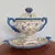 Foto de um(a) Sopeira com presentoir, da categoria de Terrinas de sopa. Linda e antiga sopeira com presentoir de porcelana pintada a mão Medidas: sopeira 29 cm altura x 33 cm x 12 cm largura... Mostrado de uma perspectiva diferente. Vendido no marketplace Trésors.