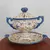 Foto de um(a) Sopeira com presentoir, da categoria de Terrinas de sopa. Linda e antiga sopeira com presentoir de porcelana pintada a mão Medidas: sopeira 29 cm altura x 33 cm x 12 cm largura... Mostrado de uma perspectiva diferente. Vendido no marketplace Trésors.