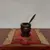 Foto de um(a) Pilão antigo em madeira, da categoria de Outros utensílios. Antigo pilão em madeira nobre. Medidas: altura 15 cm x diâmetro 13,5 cm. Mostrado de uma perspectiva diferente. Vendido no marketplace Trésors.