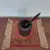 Foto de um(a) Pilão antigo em madeira, da categoria de Outros utensílios. Antigo pilão em madeira nobre. Medidas: altura 15 cm x diâmetro 13,5 cm. Mostrado de uma perspectiva diferente. Vendido no marketplace Trésors.
