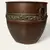 Foto de um(a) Cachepot em cobre, da categoria de Cachepot. Cachepot em cobre com barra adornada com flores e argolas laterais para sustentação. Muito bem conservada. Início do séc. XX. Mostrado de uma perspectiva diferente. Vendido no marketplace Trésors.