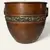 Foto de um(a) Cachepot em cobre, da categoria de Cachepot. Cachepot em cobre com barra adornada com flores e argolas laterais para sustentação. Muito bem conservada. Início do séc. XX. Mostrado de uma perspectiva diferente. Vendido no marketplace Trésors.