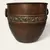 Foto de um(a) Cachepot em cobre, da categoria de Cachepot. Cachepot em cobre com barra adornada com flores e argolas laterais para sustentação. Muito bem conservada. Início do séc. XX. Mostrado de uma perspectiva diferente. Vendido no marketplace Trésors.