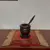 Foto de um(a) Pilão antigo em madeira, da categoria de Outros utensílios. Antigo pilão em madeira nobre. Medidas: altura 15 cm x diâmetro 13,5 cm. Mostrado de uma perspectiva diferente. Vendido no marketplace Trésors.