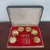 Foto de um(a) Conjunto sobremesa Bel Prata, da categoria de Conjuntos de servir. Antigo e lindo conjunto para sobremesa, Bel Prata, com detalhes em banho dourado,composto de 6 tacinhas e 6 colheres... Mostrado de uma perspectiva diferente. Vendido no marketplace Trésors.