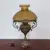 Foto de um(a) Abajur em bronze, da categoria de Abajures. Belissimo grandioso e antigo abajur em bronze com belos detalhes e lindas cúpulas na cor âmbar fosca e âmbar... Mostrado de uma perspectiva diferente. Vendido no marketplace Trésors.