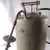 Foto de um(a) Militaria - Bomba de Óleo Antiga, da categoria de Outras militarias. Militaria - Bomba de Óleo Antiga - 50cm de altura - 27cm de diâmetro - Ótimo para de coração de garagem e ambientes rústicos. Mostrado de uma perspectiva diferente. Vendido no marketplace Trésors.