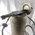 Foto de um(a) Militaria - Bomba de Óleo Antiga, da categoria de Outras militarias. Militaria - Bomba de Óleo Antiga - 50cm de altura - 27cm de diâmetro - Ótimo para de coração de garagem e ambientes rústicos. Mostrado de uma perspectiva diferente. Vendido no marketplace Trésors.