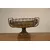 Foto de um(a) Centro de mesa em vime com pedestal e uvas decorativas, da categoria de Centro de mesa. Dimensões de 29,0 cm de altura, 44,5 cm de largura e 43,0 cm de comprimento. Composto por uma cesta trançada em vime... Mostrado de uma perspectiva diferente. Vendido no marketplace Trésors.