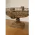 Foto de um(a) Centro de mesa em vime com pedestal e uvas decorativas, da categoria de Centro de mesa. Dimensões de 29,0 cm de altura, 44,5 cm de largura e 43,0 cm de comprimento. Composto por uma cesta trançada em vime... Mostrado de uma perspectiva diferente. Vendido no marketplace Trésors.