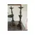Foto de um(a) Par de Candelabros de talha, da categoria de Castiçais. Um par de castiçais antigos, confeccionados em madeira maciça, talhados à mão com riqueza de detalhes. Possuem acabamento em... Mostrado de uma perspectiva diferente. Vendido no marketplace Trésors.