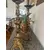 Foto de um(a) Par de Candelabros de talha, da categoria de Castiçais. Um par de castiçais antigos, confeccionados em madeira maciça, talhados à mão com riqueza de detalhes. Possuem acabamento em... Mostrado de uma perspectiva diferente. Vendido no marketplace Trésors.