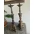 Foto de um(a) Par de Candelabros de talha, da categoria de Castiçais. Um par de castiçais antigos, confeccionados em madeira maciça, talhados à mão com riqueza de detalhes. Possuem acabamento em... Mostrado de uma perspectiva diferente. Vendido no marketplace Trésors.