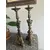 Foto de um(a) Par de Candelabros de talha, da categoria de Castiçais. Um par de castiçais antigos, confeccionados em madeira maciça, talhados à mão com riqueza de detalhes. Possuem acabamento em... Mostrado de uma perspectiva diferente. Vendido no marketplace Trésors.