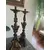 Foto de um(a) Par de Candelabros de talha, da categoria de Castiçais. Um par de castiçais antigos, confeccionados em madeira maciça, talhados à mão com riqueza de detalhes. Possuem acabamento em... Mostrado de uma perspectiva diferente. Vendido no marketplace Trésors.