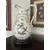 Foto de um(a) Vaso de porcelana, da categoria de Vasos. Jarra de Porcelana Alemã Sitzendorf – Antiga, Decorada com Pássaros, Borboletas e Detalhes em Ouro Peça rara e refinada de... Mostrado de uma perspectiva diferente. Vendido no marketplace Trésors.
