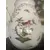 Foto de um(a) Vaso de porcelana, da categoria de Vasos. Jarra de Porcelana Alemã Sitzendorf – Antiga, Decorada com Pássaros, Borboletas e Detalhes em Ouro Peça rara e refinada de... Mostrado de uma perspectiva diferente. Vendido no marketplace Trésors.