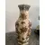 Foto de um(a) Vaso de porcelana, da categoria de Vasos. Vaso em cerâmica esmaltada, decorado com cardeais e ramos de azevinho, além de pinhas e laços. Peça de estilo clássico, com... Mostrado de uma perspectiva diferente. Vendido no marketplace Trésors.