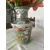 Foto de um(a) Vaso em porcelana, da categoria de Vasos. Vaso de Porcelana Decorado – Estilo Oriental Peça em porcelana decorada, com riquíssimos detalhes em pintura policromada. O... Mostrado de uma perspectiva diferente. Vendido no marketplace Trésors.