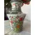 Foto de um(a) Vaso em porcelana, da categoria de Vasos. Vaso de Porcelana Decorado – Estilo Oriental Peça em porcelana decorada, com riquíssimos detalhes em pintura policromada. O... Mostrado de uma perspectiva diferente. Vendido no marketplace Trésors.