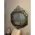 Foto de um(a) Espelho veneziano verde, da categoria de Outros objetos decorativos. Espelho Veneziano verde antigo. Moldura em vidro lapidado e entalhes florais. Mede: 110x80cm. Mostrado de uma perspectiva diferente. Vendido no marketplace Trésors.