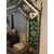 Foto de um(a) Espelho veneziano verde, da categoria de Outros objetos decorativos. Espelho Veneziano verde antigo. Moldura em vidro lapidado e entalhes florais. Mede: 110x80cm. Mostrado de uma perspectiva diferente. Vendido no marketplace Trésors.