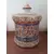 Foto de um(a) Raro potiche em porcelana + pote decorativo, da categoria de Garrafas, potes e jarros. Antigo potiche Ceramarte com tampa, em porcelana pintado à mão, com ricos detalhes em relevo. A pintura mostra a história de... Mostrado de uma perspectiva diferente. Vendido no marketplace Trésors.