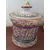 Foto de um(a) Raro potiche em porcelana + pote decorativo, da categoria de Garrafas, potes e jarros. Antigo potiche Ceramarte com tampa, em porcelana pintado à mão, com ricos detalhes em relevo. A pintura mostra a história de... Mostrado de uma perspectiva diferente. Vendido no marketplace Trésors.