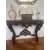 Foto de um(a) Console entalhado em madeira maciça – Estilo Clássico/Antiquário, da categoria de Aparadores e Buffet. Belíssimo console em madeira nobre maciça, ricamente entalhado à mão, com detalhes florais e arabescos em alto-relevo. A... Mostrado de uma perspectiva diferente. Vendido no marketplace Trésors.