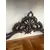 Foto de um(a) Console entalhado em madeira maciça – Estilo Clássico/Antiquário, da categoria de Aparadores e Buffet. Belíssimo console em madeira nobre maciça, ricamente entalhado à mão, com detalhes florais e arabescos em alto-relevo. A... Mostrado de uma perspectiva diferente. Vendido no marketplace Trésors.