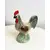 Foto de um(a) Escultura Galo em porcelana, da categoria de Escultura. Galo em porcelana pintada. está praticamente perfeito, apenas com uma marquinha de tinta vermelha no rabo. Mede 17x16cm. Mostrado de uma perspectiva diferente. Vendido no marketplace Trésors.
