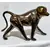 Foto de um(a) Grande escultura decorativo de babuíno, da categoria de Escultura. Grande escultura decorativo de babuíno em material rígido em tons dourado e fumê. Medidas 21 cm alt. X 27 cm compr. Mostrado de uma perspectiva diferente. Vendido no marketplace Trésors.