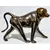 Foto de um(a) Grande escultura decorativo de babuíno, da categoria de Escultura. Grande escultura decorativo de babuíno em material rígido em tons dourado e fumê. Medidas 21 cm alt. X 27 cm compr. Mostrado de uma perspectiva diferente. Vendido no marketplace Trésors.