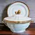 Foto de um(a) Sopeira em porcelana Limoges, da categoria de Terrinas de sopa. Linda sopeira com presentoir em porcelana branca e dourada Limoges Savary com incrustação de douração dupla polida com... Mostrado de uma perspectiva diferente. Vendido no marketplace Trésors.