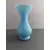 Foto de um(a) Vaso em opalina azul celeste, da categoria de Vasos. Símbolo de elegância e bom gosto, é perfeito para quem aprecia antiguidades autênticas e o toque refinado das peças... Mostrado de uma perspectiva diferente. Vendido no marketplace Trésors.