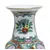 Foto de um(a) Vaso oriental em porcelana, da categoria de Vasos. Vaso oriental em porcelana branca com decoração de flores e pássaros em policromia pintados à mão. Apresenta selo vermelho... Mostrado de uma perspectiva diferente. Vendido no marketplace Trésors.