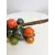 Foto de um(a) ​Grande cacho de frutas em resina e metal para pendurar, da categoria de Objetos decorativos. Grande cacho de frutas em resina e metal para pendurar. Possui marcas do tempo e uso como nas fotos. Medidas: 34x15cm. Mostrado de uma perspectiva diferente. Vendido no marketplace Trésors.