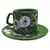 Foto de um(a) Jogo de Café/Chá em Porcelana Esmaltada Verde – Pintura Floral Artesanal – 15 Peças, da categoria de Conjuntos de café e chá. Encante seus convidados com este magnífico conjunto de café em porcelana esmaltada. Com um acabamento em verde folha... Mostrado de uma perspectiva diferente. Vendido no marketplace Trésors.