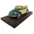 Foto de um(a) Miniatura Volkswagen Cabriolet 1951 - Maisto - Escala 1:18 - Edição Especial "Saia e Blusa", da categoria de Carros e caminhões de brinquedo. Rara e sofisticada, esta miniatura reproduz o charme do Volkswagen Cabriolet 1951. Fabricada pela Maisto, esta peça... Vendido no marketplace Trésors.