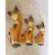 Foto de um(a) Trio família de gatos em madeira, da categoria de Modelos e estatuetas. Trio de esculturas de gatos, um item clássico de decoração artesanal. Elas são esculpidas em madeira (geralmente balsa ou... Mostrado de uma perspectiva diferente. Vendido no marketplace Trésors.