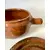 Foto de um(a) Panela de barro, da categoria de Panelas. Panela de barro. 19 cm de diâmetro e 11 cm de altura *contém um bicado na pega. Mostrado de uma perspectiva diferente. Vendido no marketplace Trésors.