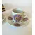 Foto de um(a) Dupla de xícaras, da categoria de Xícaras. Dupla de xícaras de cafezinho em porcelana, Steatita. 5 cm de altura. Pires: 10,5 cm de diâmetro. Mostrado de uma perspectiva diferente. Vendido no marketplace Trésors.