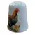 Foto de um(a) Dedal de Coleção em Porcelana – Galo e Pintinhos, da categoria de Outros colecionáveis. Este encantador dedal em porcelana apresenta uma cena bucólica clássica, retratando a vida no campo. Com uma ilustração... Mostrado de uma perspectiva diferente. Vendido no marketplace Trésors.