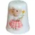 Foto de um(a) Dedal de Coleção em Porcelana - Estampa Ratinha de Saia e Buquê de Flores, da categoria de Outros colecionáveis. Este delicado dedal colecionável em porcelana branca apresenta uma temática romântica e bucólica. Com um acabamento... Vendido no marketplace Trésors.