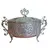 Foto de um(a) Antiga Terrina Decorativa em Metal Prateado, da categoria de Cachepot. Elegante recipiente oval com tampa, ricamente adornado com motivos florais e volutas em relevo. Uma peça de destaque para... Mostrado de uma perspectiva diferente. Vendido no marketplace Trésors.