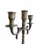 Foto de um(a) Antigo Castiçal Candelabro 3 Velas em Bronze Maciço, da categoria de Castiçais. Candelabro vintage de 3 braços em bronze maciço, uma peça autêntica com a beleza da passagem do tempo visível na sua pátina... Mostrado de uma perspectiva diferente. Vendido no marketplace Trésors.