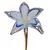 Foto de um(a) Flor Decorativa em Cristal Murano - Branco e Azul, da categoria de Outros colecionáveis. Elegante flor decorativa artesanal, modelada à mão em cristal Murano. Esta peça une o charme do design orgânico com a... Mostrado de uma perspectiva diferente. Vendido no marketplace Trésors.