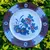 Foto de um(a) Antigo Prato Decorativo De Parede Porcelana Inglesa Delft, da categoria de Pratos Decorativos. Delft Bisto - England. Antigo prato decorativo em porcelana artística inglesa. Lindas cores e decoração floral. Meados do... Mostrado de uma perspectiva diferente. Vendido no marketplace Trésors.